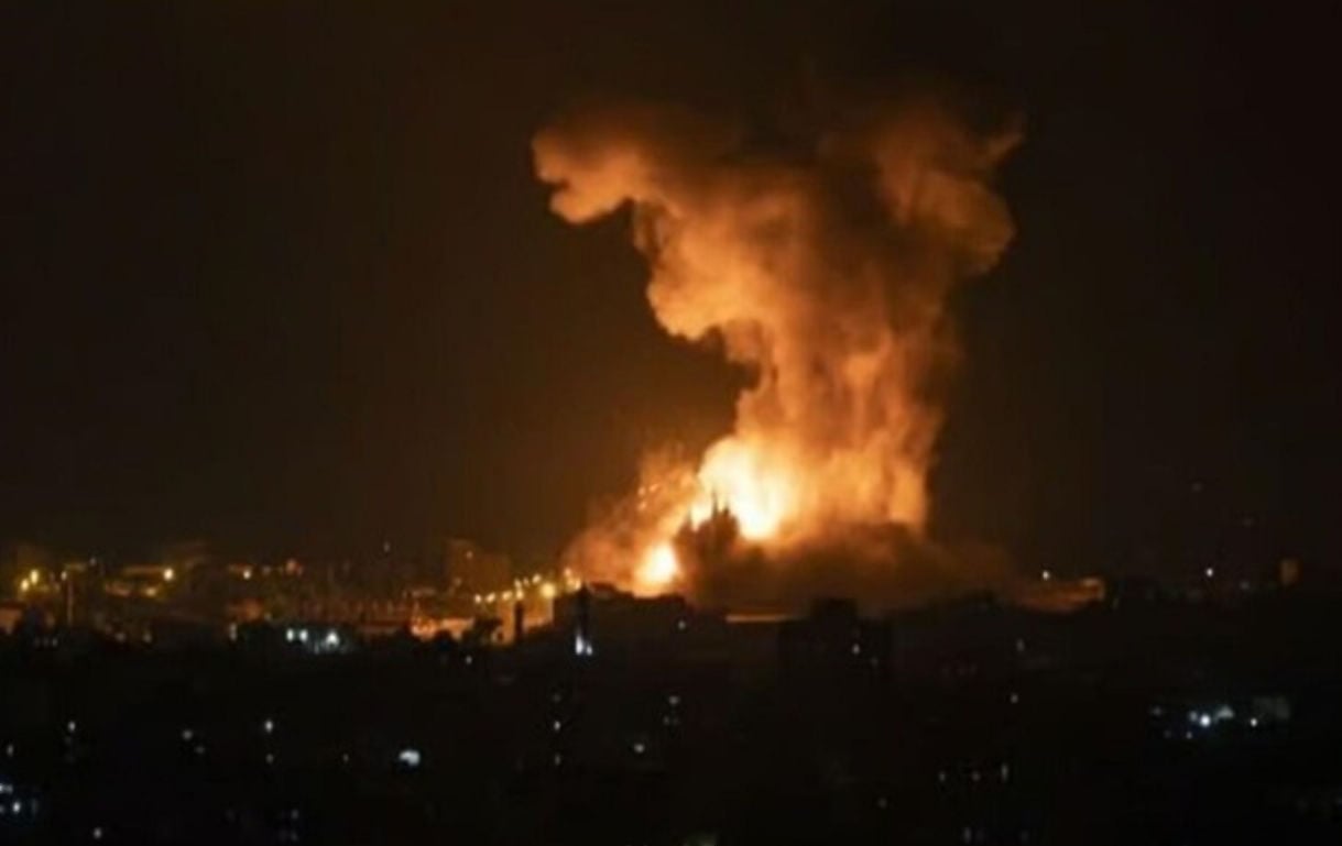 Украинские силы нанесли удар по авиазаводу в Таганроге, производителю БПЛА и нефтетерминалам (Видео)