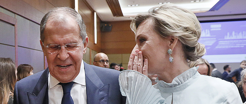 "На каждом углу с Лавровым, из одной бутылки". Захарова огрызнулась на слухи о ее проблемах с алкоголем