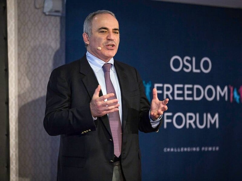 Если бы не Украина, российские танки уже стояли бы в Польше. А мы еще обсуждаем, принимать ли ее в НАТО?