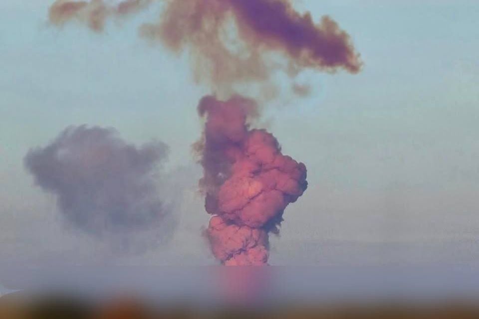 Фиолетовый дым после мощного взрыва: что произошло на ракетном полигоне РФ под Оренбургом. Видео
