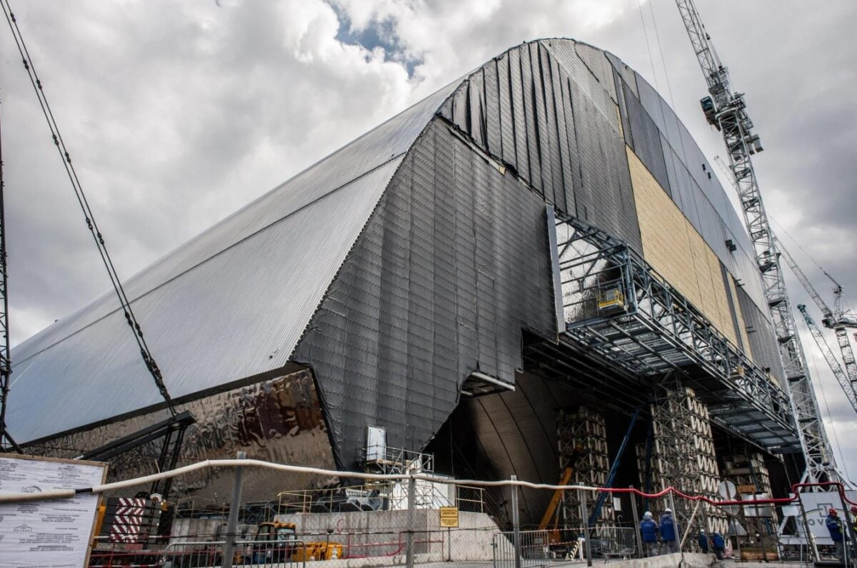 МАГАТЭ: Новый саркофаг на ЧАЭС из-за атаки российского дрона потерял «основные функции безопасности»