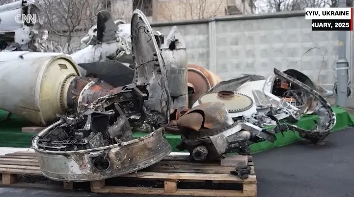 «Юра Гагарин летал с таким»: В ракете «Орешник» нашли советские гироскоп и лампу (Видео)