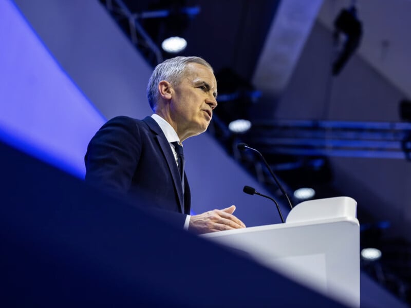 "Мы снимаем плакат с окна". Историческая речь Карни в Давосе