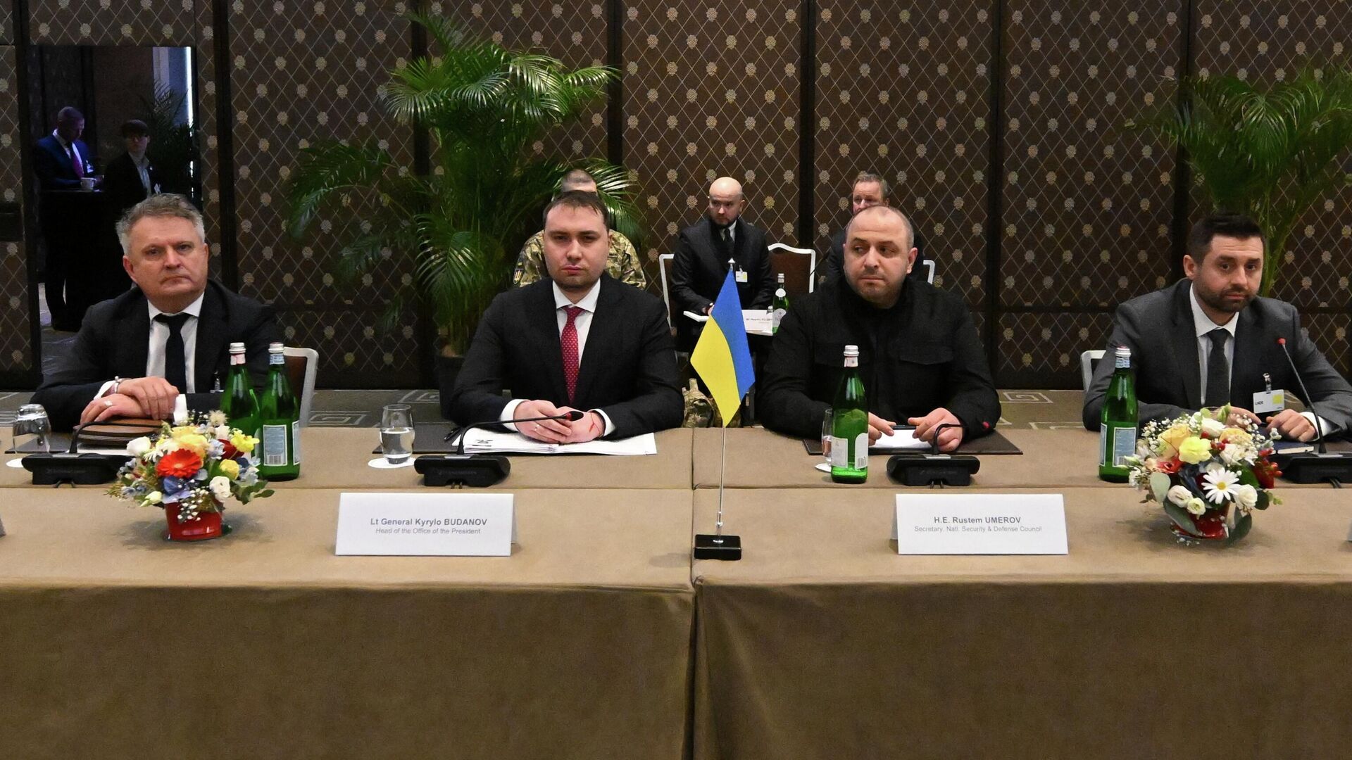 СМИ: Делегация Украины на переговорах поделена на группы Буданова и Ермака