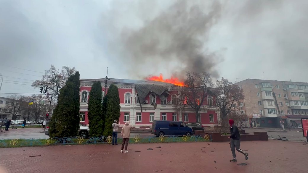 Оккупанты атаковали Прилуки на Черниговщине, горит здание горсовета