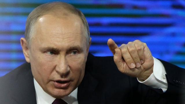 Путин заявил, что экономика РФ падает из-за праздников и погоды