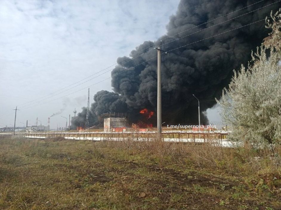Густые клубы дыма и сильный пожар: Дроны в очередной раз атаковали Новокуйбышевский НПЗ