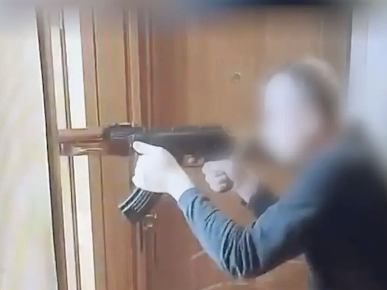 Называл людей "свиньями" и готовился к расстрелу. Прокуратура рассказала о "голосеевском" стрелке