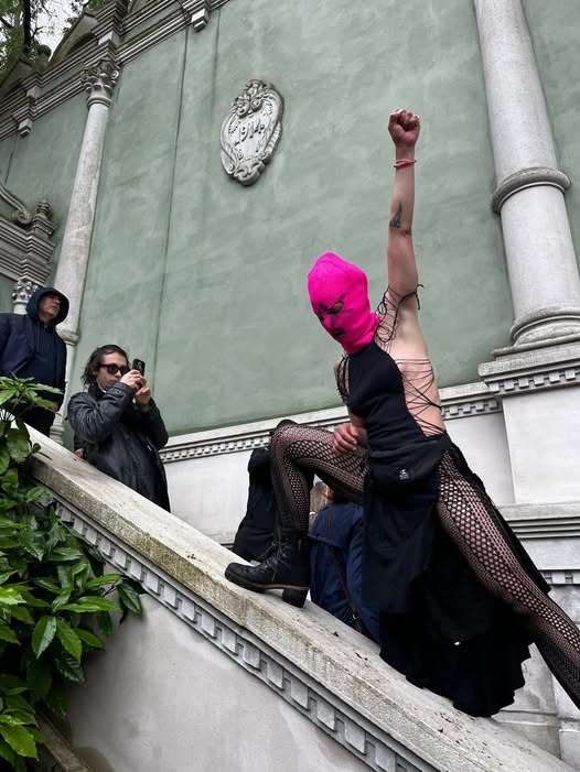 «Кровь — это искусство России». FEMEN и Pussy Riot устроили акцию протеста под российским павильоном на Венецианской биеннале