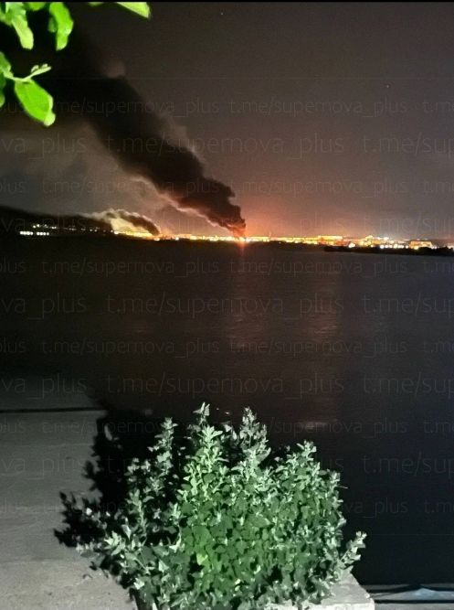 В Крыму прогремели взрывы, движение по Керченскому мосту перекрыли (видео)