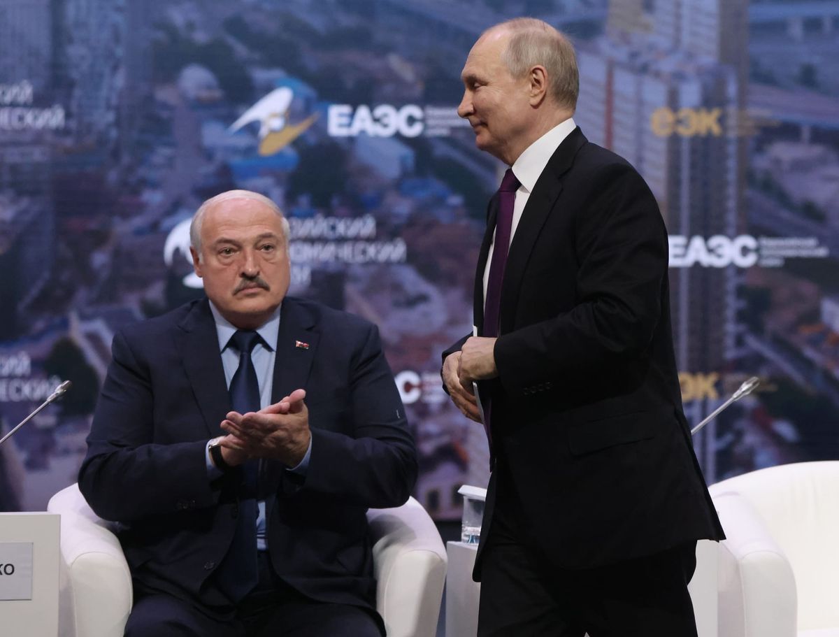 Путин шантажирует Лукашенко для открытия "второго фронта", - WSJ