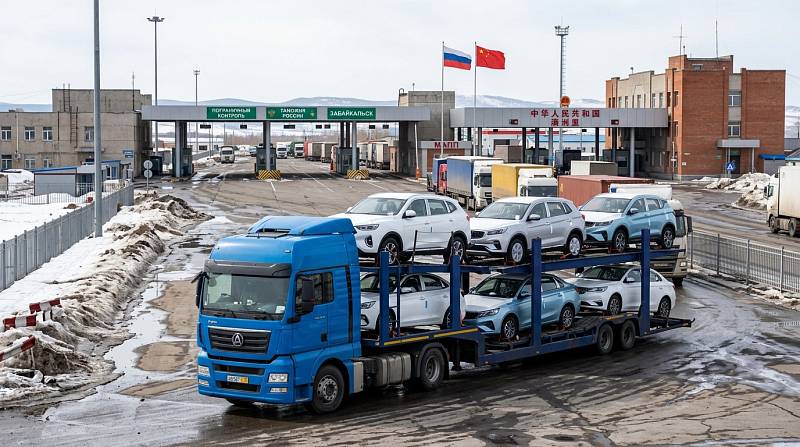 Рашистам предлагают теперь заправлять авто за юани в Китае