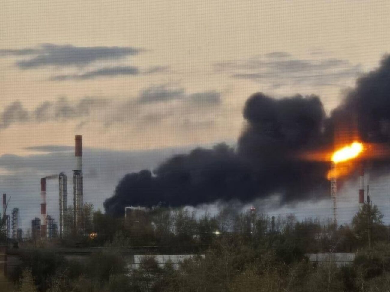 FP-1 ударили по самому большому НПЗ России. В Омске после атаки образовались очереди на АЗС