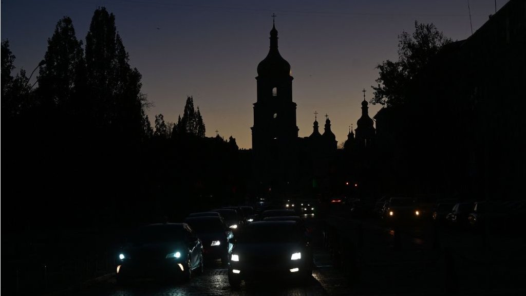 Россия атаковала энергетические объекты в 10 областях Украины: начались отключения света